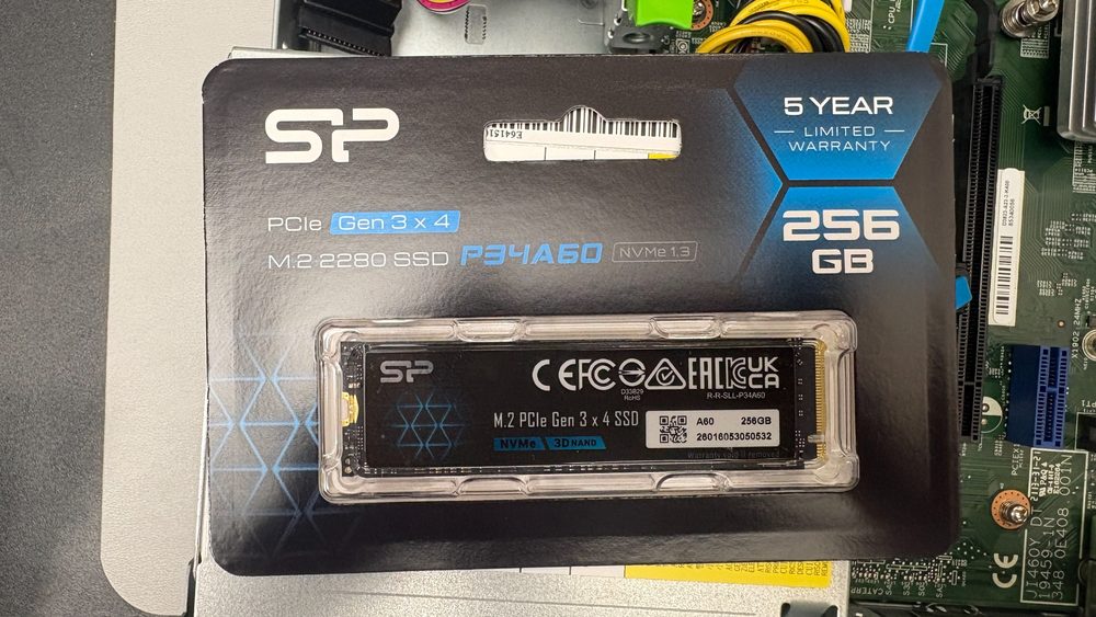 Silicon Power P34A60 256GB NVMe SSDのパッケージと本体