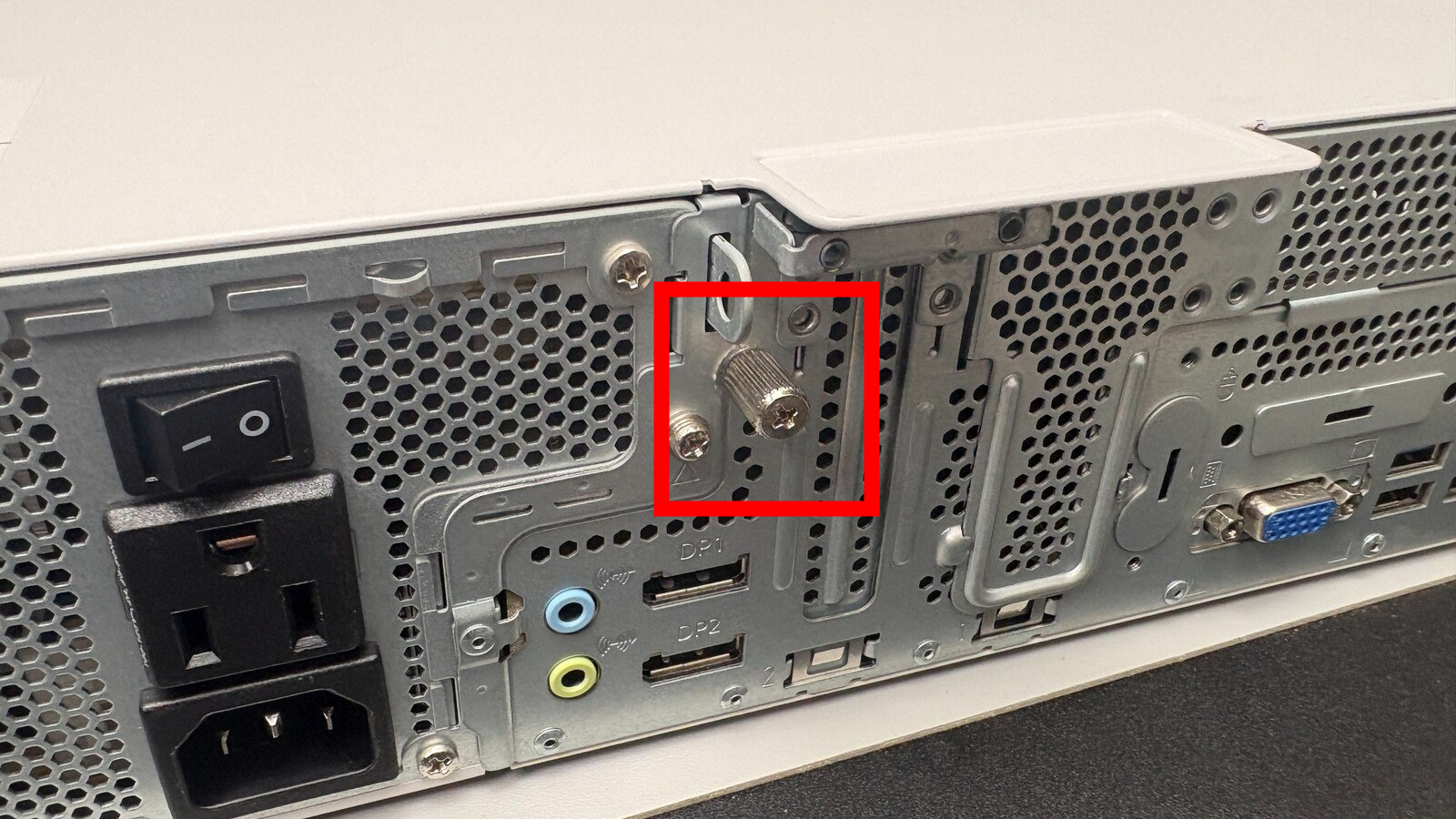 手で回せそうな大きなプラスネジ部ESPRIMO D7010/FXの背面