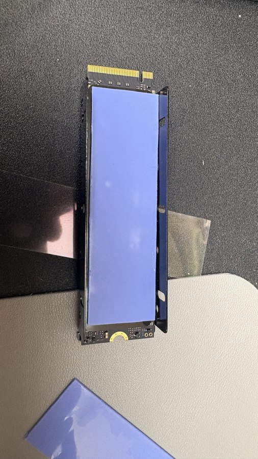 M.2 SSDに青いサーマルパッドとブラケットを合わせた取り付け途中の写真