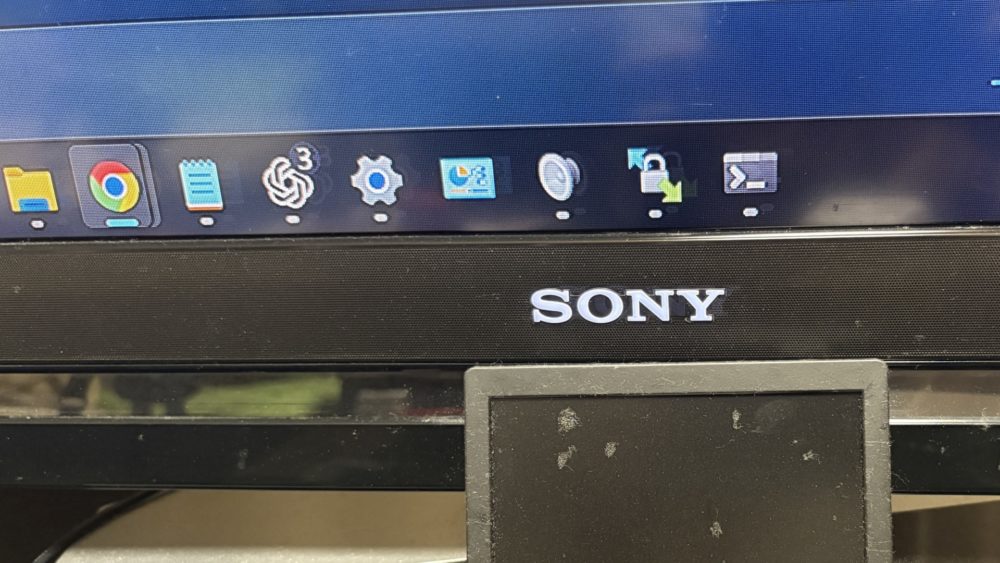 SONY KDL-40F1の画面下部と周辺機器