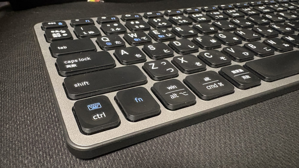 DK02を左手前から撮影した写真。Ctrl、Fn、Shiftなどのキーの側面と本体の縁が見える
