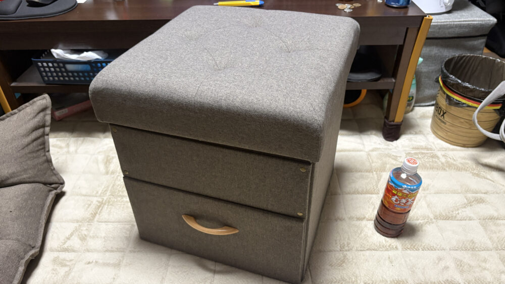 組み立てた150-SNCBOX9BR。布張りの座面と前面の引き出し、取っ手が見える